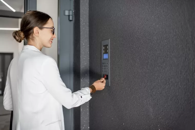 Pose de contrôle d'accès porte extérieure, Chambéry, Entreprise MT2A