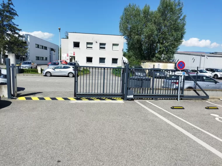 L'entreprise MT2A à installé un portail coulissant autoporté sur chambéry, Chambéry, Entreprise MT2A