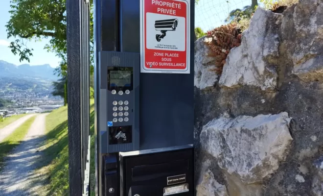 Pose d'un interphone GSM video à chambery, Chambéry, Entreprise MT2A